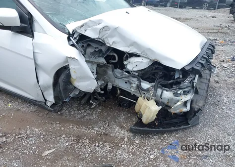 2016 Ford Focus Se z USA, uszkodzony, nr VIN 1FADP3F2XGL327799